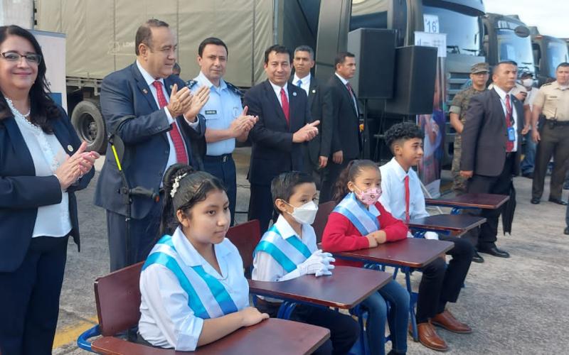 Gobierno de Guatemala hace entrega de escritorios como parte del fortalecimiento al sector educativo del país.