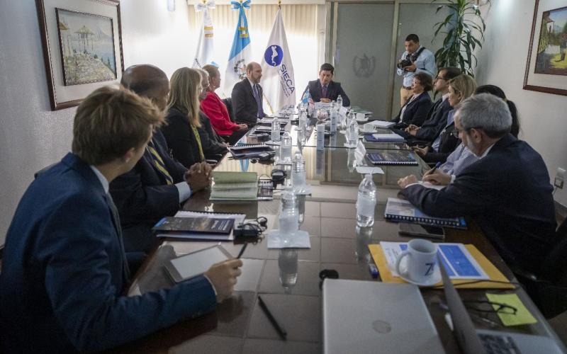 Ministro de Economía y Embajador de los Estados Unidos se encuentran reunidos abordando temas de Inversión para Guatemala.