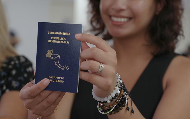 Red Consular de Guatemala entrega en EE. UU. primer pasaporte con vigencia para 10 años 