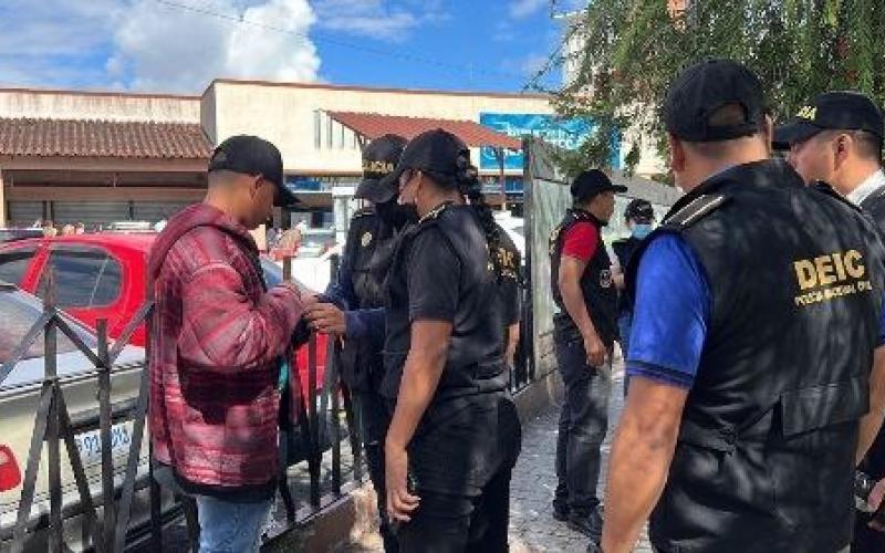 PNC ejecuta operativos en Centro de Emisión de Pasaportes para evitar estafas