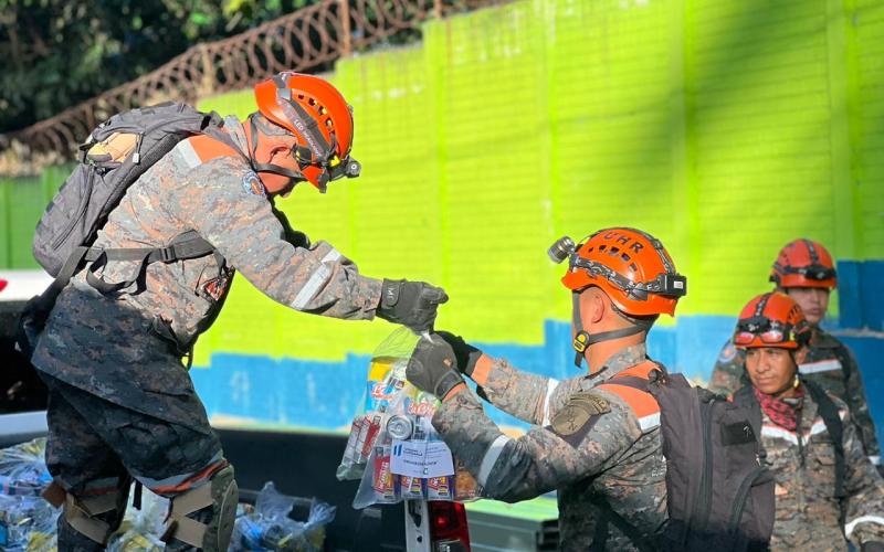 Mides asiste a personas damnificadas por incendio en zona 21