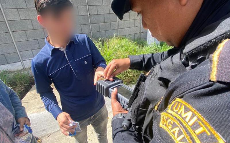 PNC detiene a dos personas por trasladar a migrantes irregulares