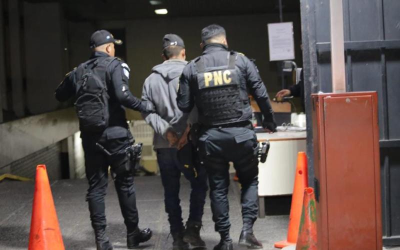 Agentes de PNC capturan a dos presuntos integrantes de la Mara 18
