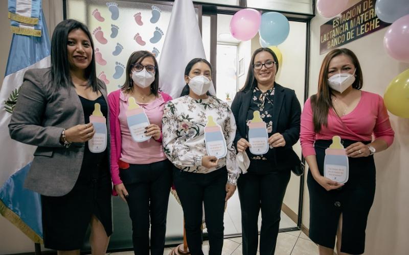 Se observa  a un grupo de madres trabajadoras del Ministerio de Economía.