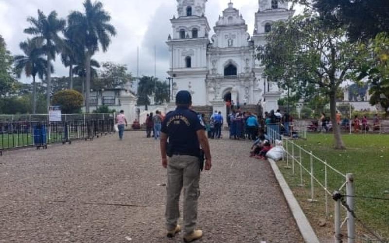 Brindan seguridad a turistas que visitan la Basílica de Esquipulas