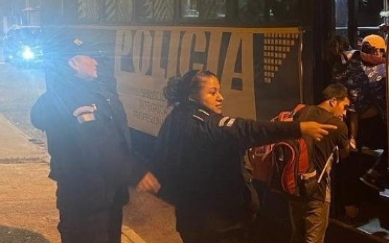 PNC apoya en el retorno de 58 migrantes que ingresaron ilegalmente al país