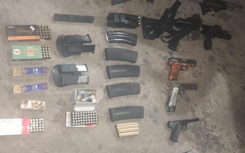 PNC detiene a hombre que transportaba arsenal en vehículo