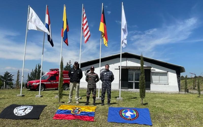 Rescatista Militar se especializa en el método de búsqueda y detección Canina, Método Arcón. 