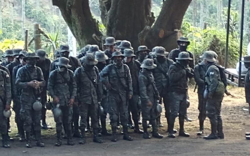 Unidades Militares apoyan sofocamiento de incendio forestal en el Volcán de Fuego.