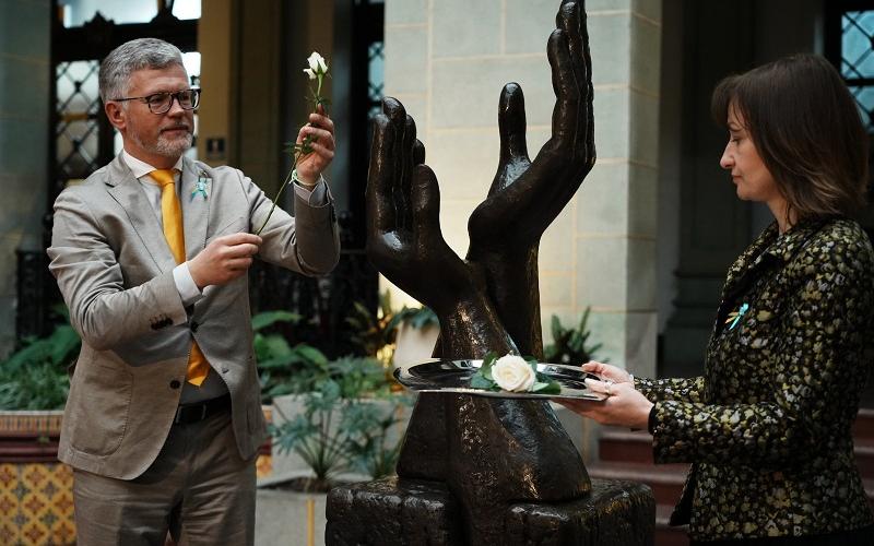 Viceministro de Asuntos Exteriores de Ucrania, Andrii Melnyk, hace el cambio de la Rosa de la Paz 