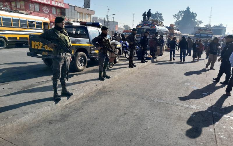 Soldados guatemaltecos realizan operaciones de seguridad en el territorio nacional.