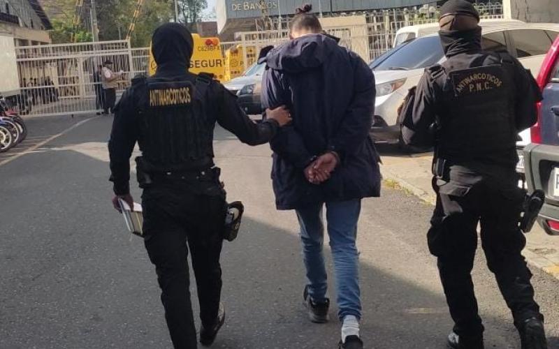 PNC detienen a dos hombres por narcomenudeo en operativos