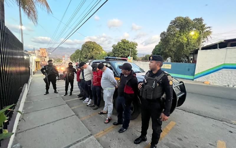 Capturan a 6 hombres por traslado ilegal de armas de fuego en Esquipulas