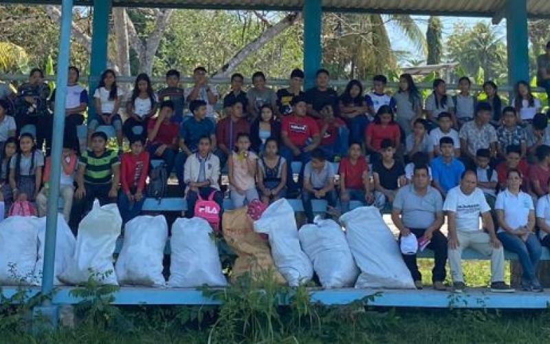 Estudiantes de Petén aprenden y practican la clasificación de residuos y desechos