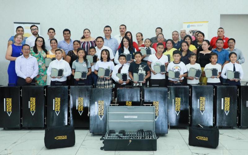 Más de 3 mil estudiantes de Suchitepéquez beneficiados con entrega de tecnología