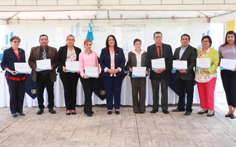Ministra de Educación y Junta Directiva de los Institutos Nacionales Experimentales