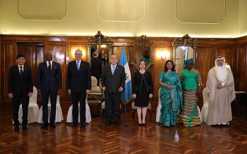 Presidente de Guatemala recibe Cartas Credenciales de seis nuevos representantes diplomáticos 