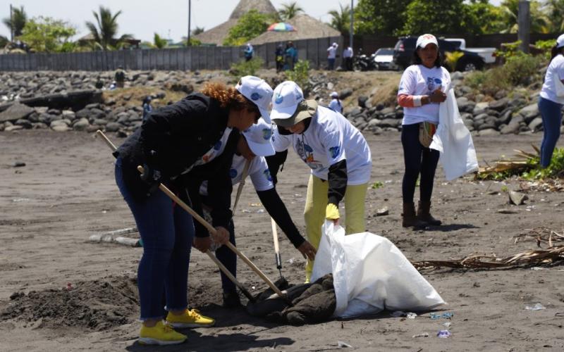 Educación ambiental y playas limpias en Semana Santa