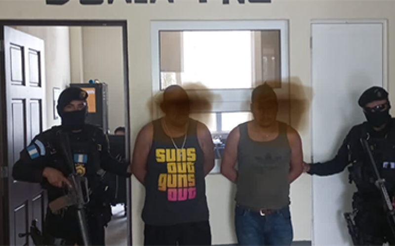 Presuntos coyotes capturados cuando trasladaban a 21 migrantes