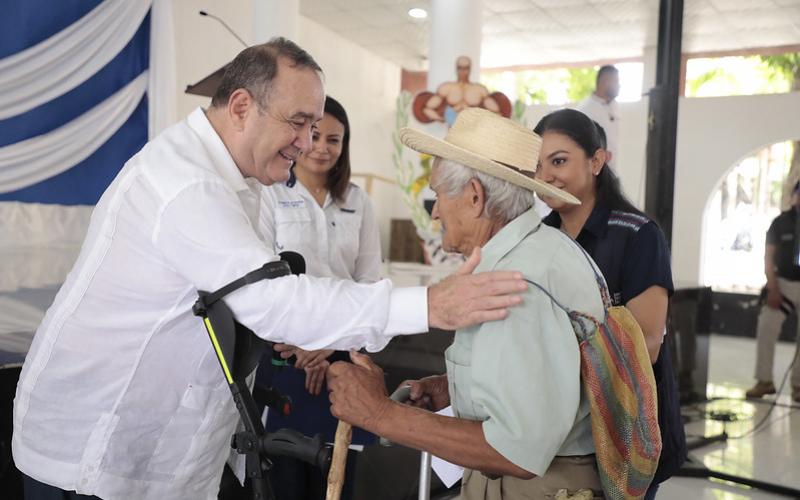Presidente de la República entrega beneficio a adulto mayor