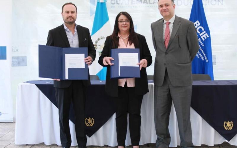 Mineduc y BCIE firman convenio para programa de Becas Bicentenario