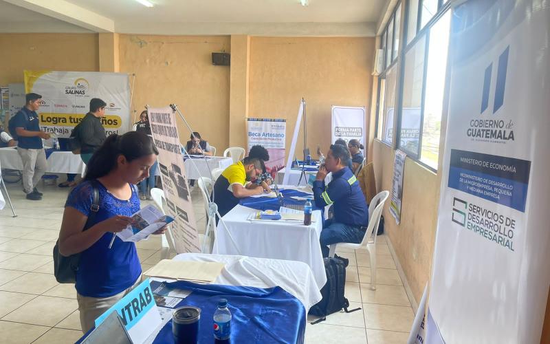 Vecinos de Jutiapa participan en la feria Nacional de Empleo 