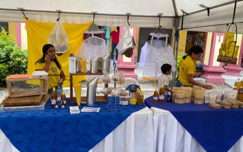 Emprendedores muestran sus productos en Feria de emprendimiento en Santa Rosa