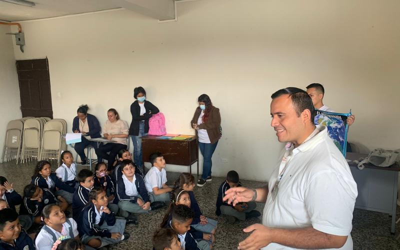 Educación ambiental a niños de Jalapa para conservar el medioambiente 