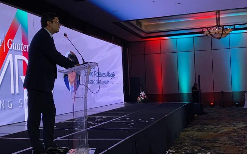 El ministro de Economía, Dr. Janio Rosales, durante su disertación.