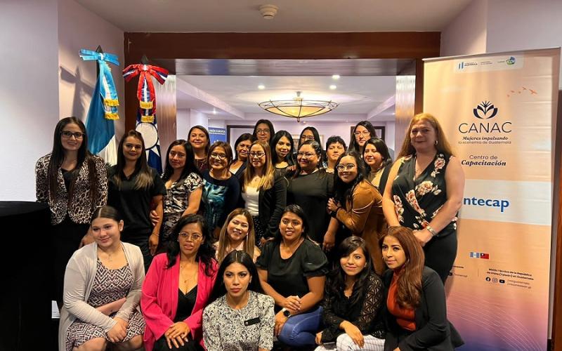 Grupo de beneficiarias del proyecto CANAC.