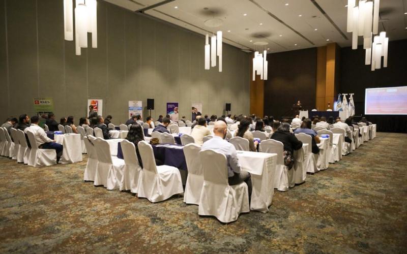 Empresarios reciben charla en conmemoración por el día mundial de la acreditación