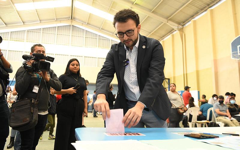Secretario de Comunicación Social, emite su voto