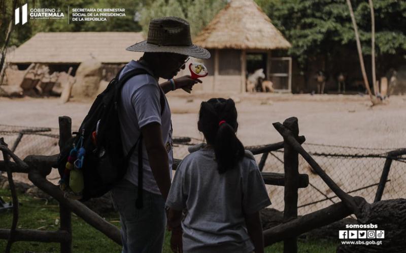  Como parte de su atención en la residencia del departamento, las niñas y niños reciben terapias en las que también aprenden sobre animales 