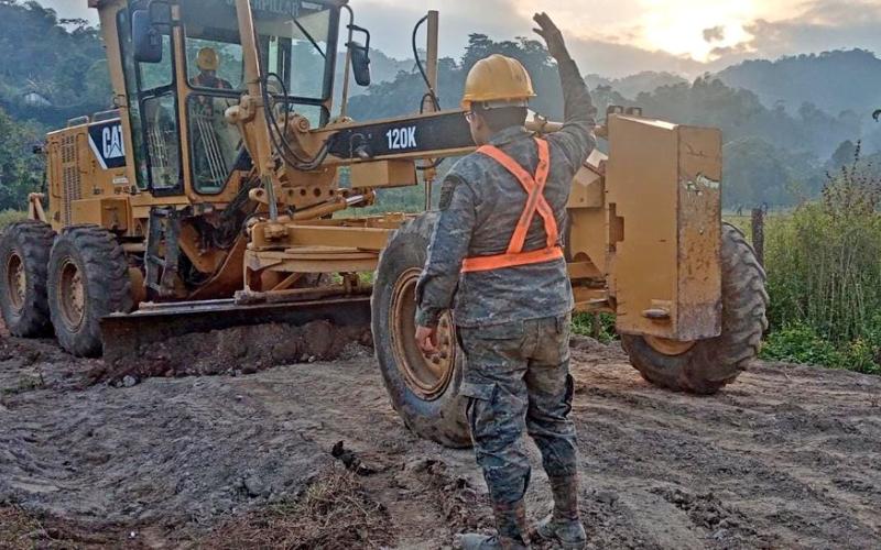 Ejército de Guatemala contribuye al desarrollo nacional a través de la rehabilitación de carreteras de tercer orden, dragado y construcción de bordas.