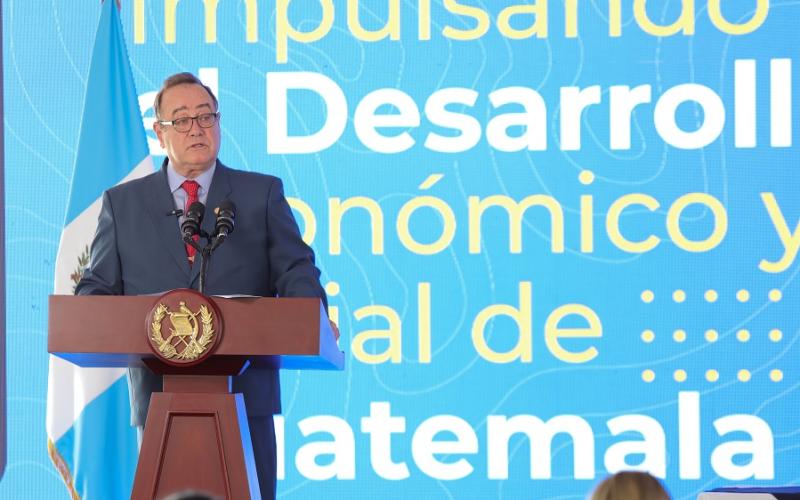 El presidente Giammattei presidió la apertura de la feria de la vivienda.