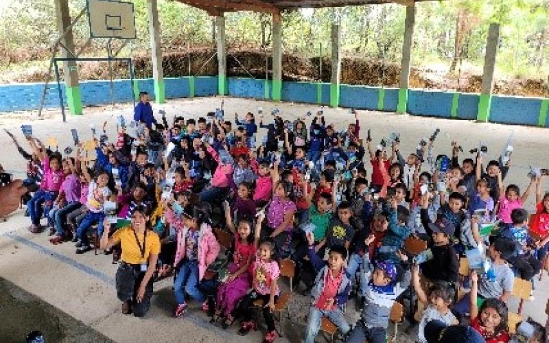 Niños en Quiché se preparan para reforestar y aprenden a cuidar el medioambiente