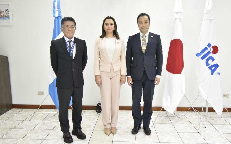 De izquierda a derecha: Representante de JICA en Guatemala, Ken Kobukura; secretaria de Planificación, Luz Keila Vilchez, y anterior representante de JICA, Naotaka Yamaguchi.