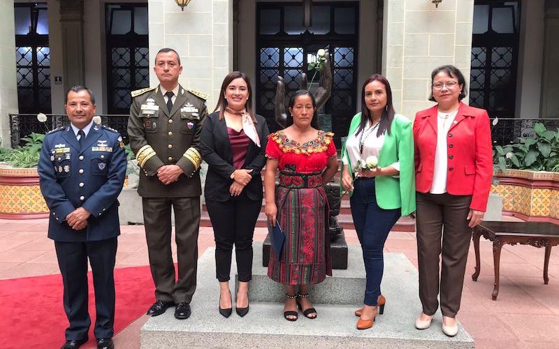 Viceministra de Integración y Comercio Exterior con emprendedoras colocan rosa de la paz en el patio de la paz del Palacio Nacional de la Cultura