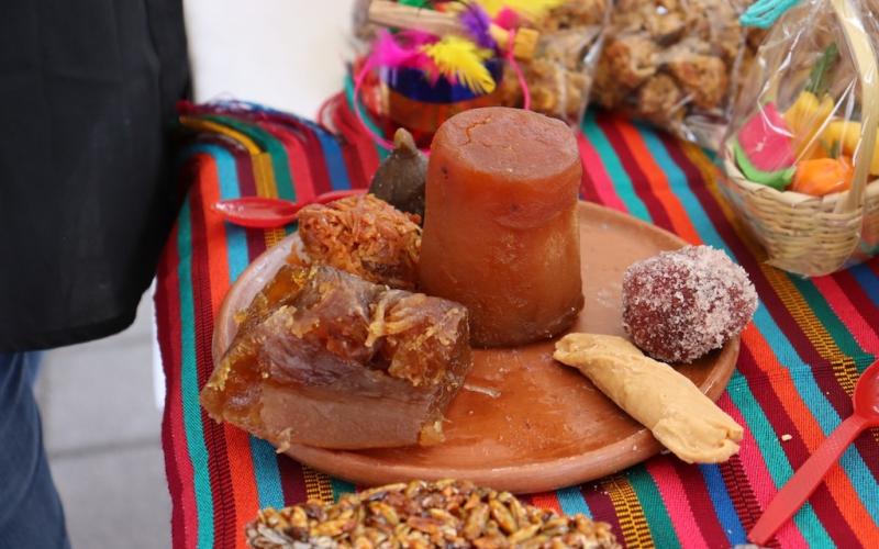 Feria artesanal muestra diferentes productos en Chimaltenango