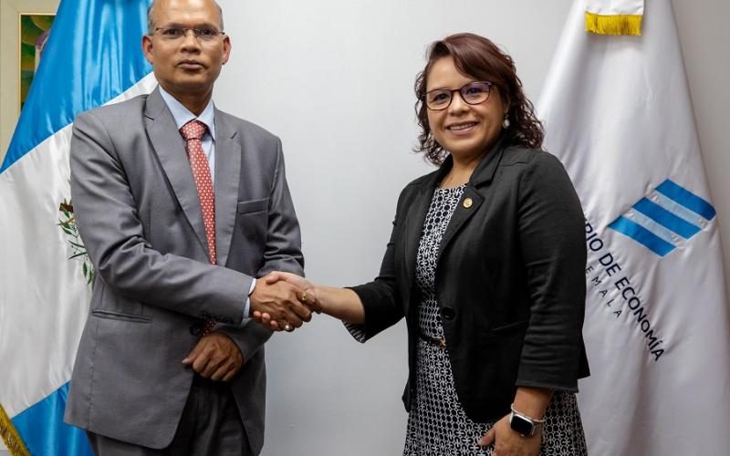 El embajador de la India en Guatemala, Manoj Kumar Mohapatra, saluda a la ministra de Economía, Luz Pérez.