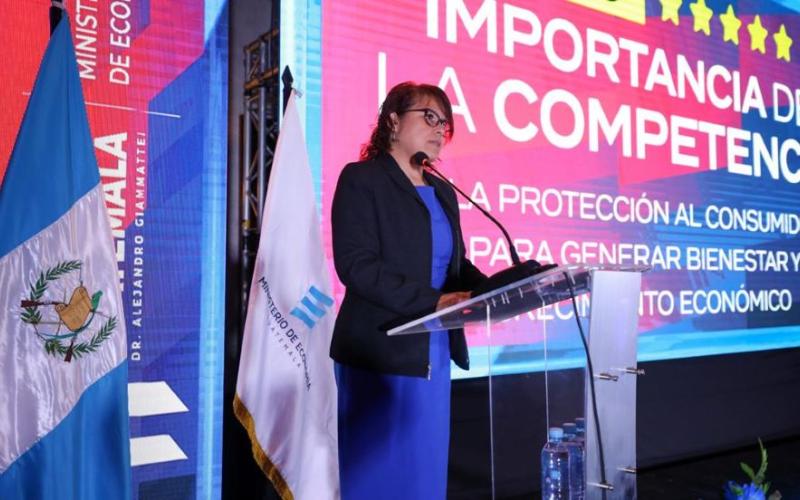 La ministra de Economía, Luz Pérez, durante su participación en el evento de inauguración.