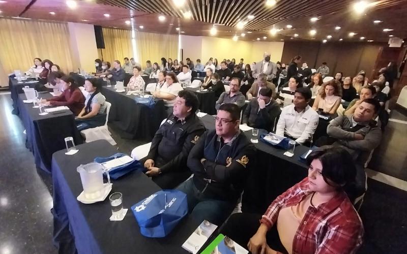 Público en general recibe conferencia sobre etiquetado de alimentos 