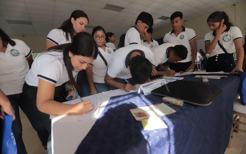 Jóvenes de Zacapa asisten a la Expo Becas Tour 2023 en su departamento.