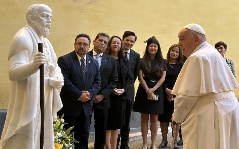Papa Francisco bendice escultura del Santo Hermano Pedro 