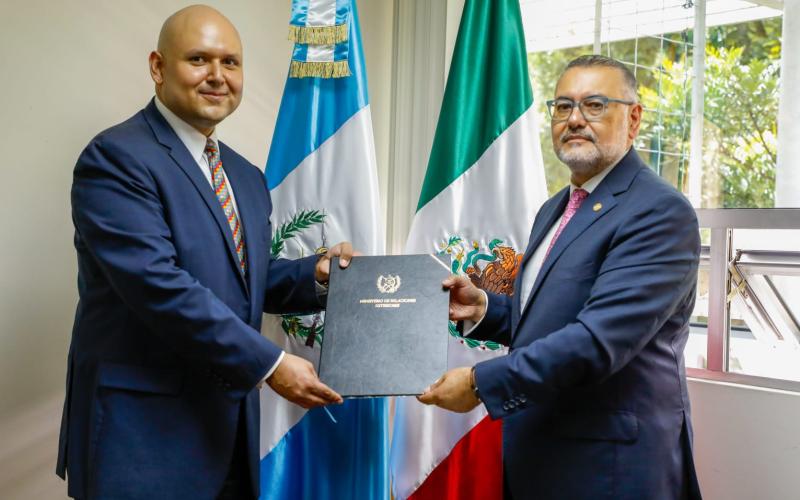 Viceministro de Relaciones Exteriores de Guatemala entrega exequatur a cónsul de México en Quetzaltenango 