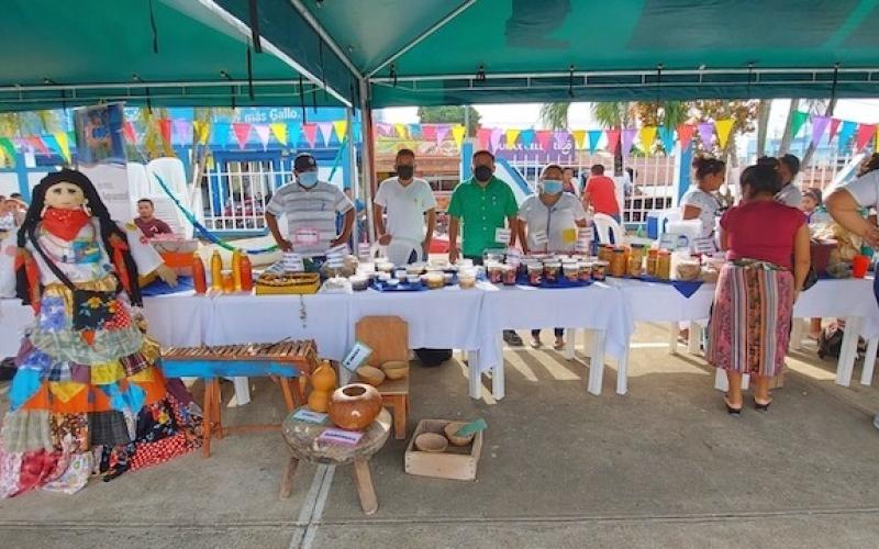 emprendedores participan en feria intermunicipal y festival de cultura en Sayaxché, Petén
