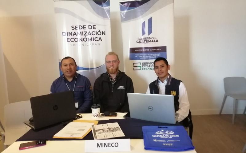 Equipo de trabajo del Mineco participa en la Expo Becas de Totonicapan