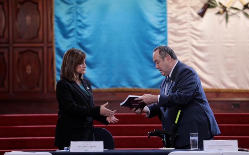 Presidente Giammattei entrega informe de transición a Vicepresidente electa