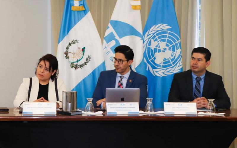 La ministra de Economía, Luz Pérez; Alvaro Díaz, Gerente del Instituto Nacional de Administración Pública (INAP) y  José Miguel Barreto,  Coordinador Residente de las Naciones Unidas para Guatemala.