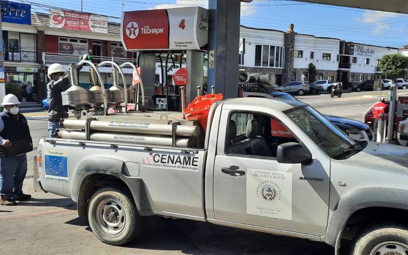 Vehículo de Calibración del Cename, realizando operativo de verificación de combustibles